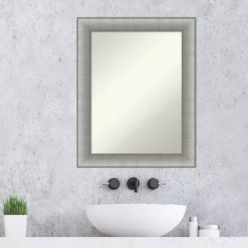 Miroir mural de salle de bain encadré en étain brossé de 23" x 29"