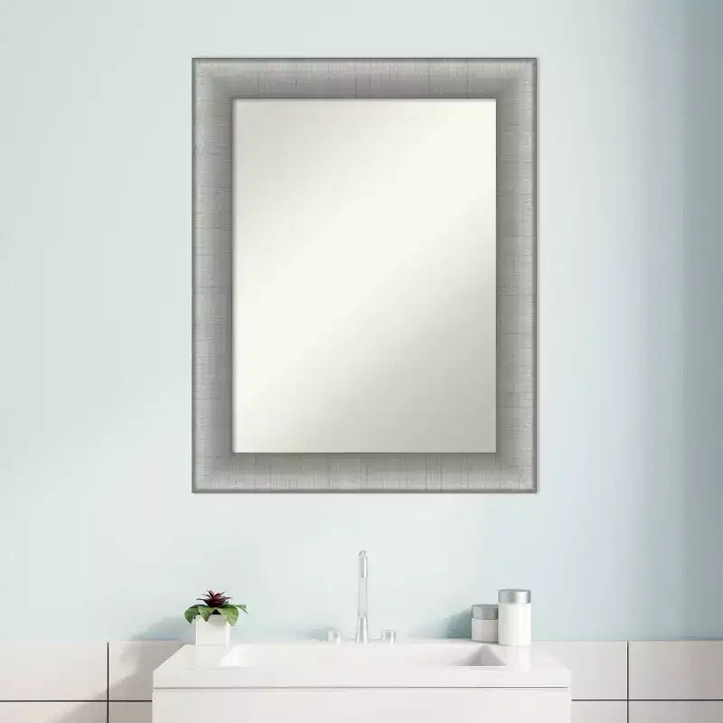Miroir mural de salle de bain encadré en étain brossé de 23" x 29"