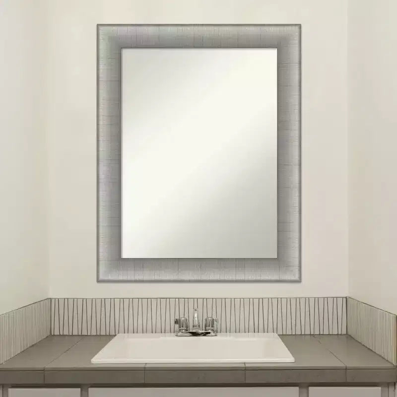 Miroir mural de salle de bain encadré en étain brossé de 23" x 29"