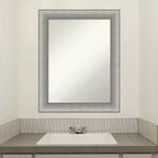 Miroir mural de salle de bain encadré en étain brossé de 23" x 29"