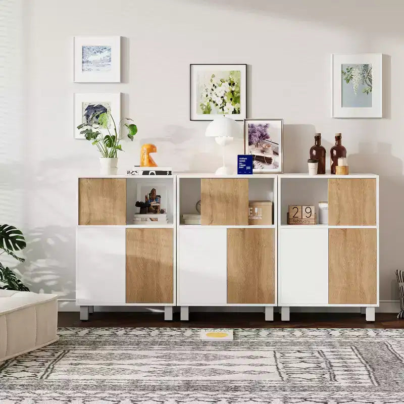 Armoire de rangement en bois avec portes coulissantes et étagères réglables