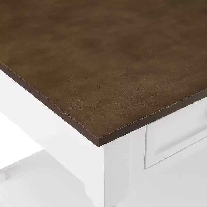 Îlot de cuisine en bois avec tiroirs de rangement et étagères ouvertes